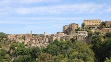 Lo chiamano “la Matera della Toscana”, è un Borgo antichissimo immerso nella Maremma