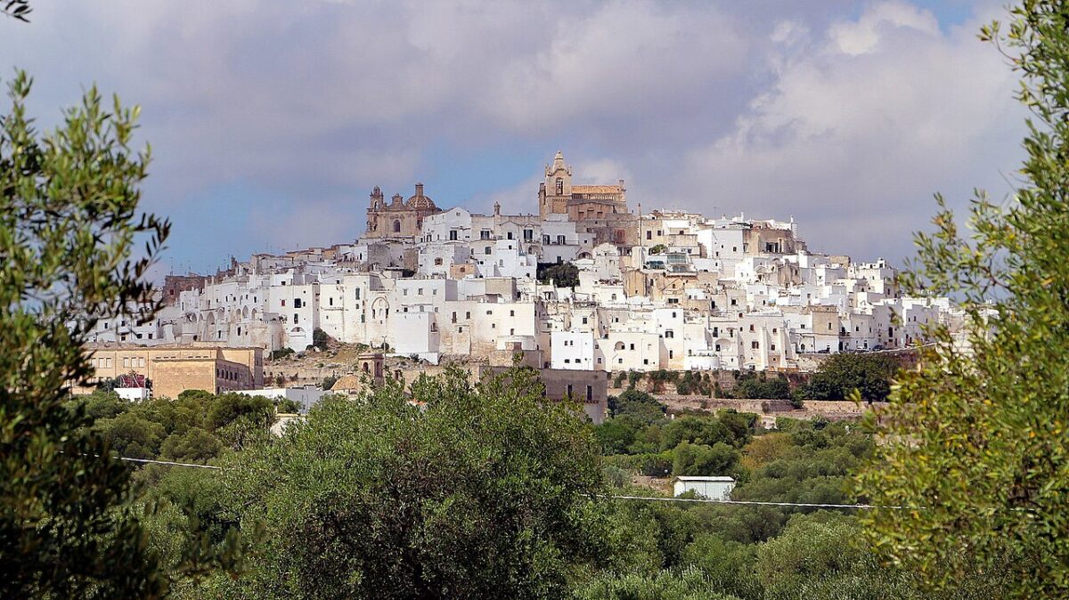 Video – Vacanze in Puglia? La “città bianca” e le sue magnifiche spiagge vi conquisteranno…