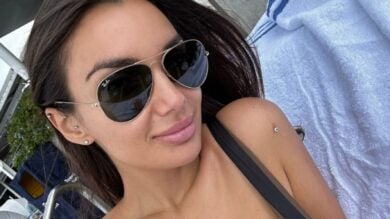 Elettra Lamborghini sfoggia il Costume deluxe e griffato che non è per tutte le tasche