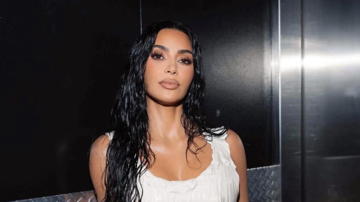 Kim Kardashian indossa un abito ”opera d’arte”: il capo Balenciaga è super lusso