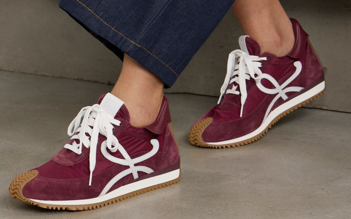 Le sneakers bordeaux dominano le tendenze di stagione!