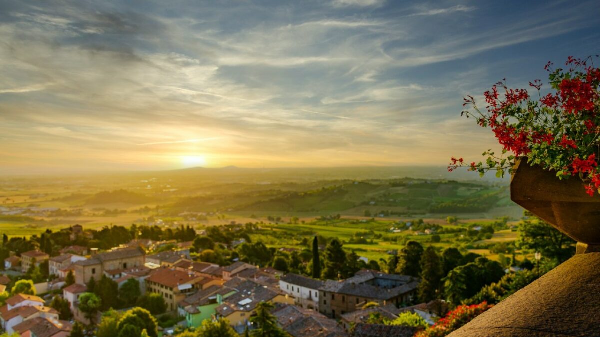 Lo chiamano la Piccola Capitale Padana, è un Borgo bellissimo sulle rive del Po