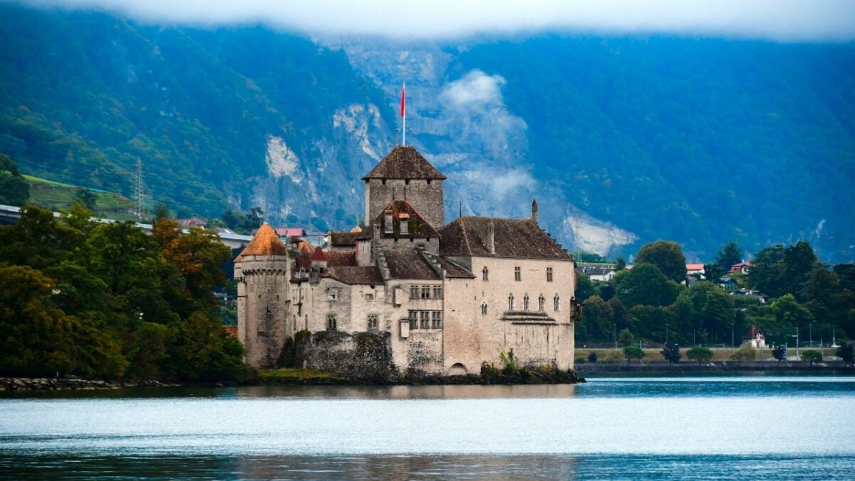 In questo borgo delle Alpi un castello sembra galleggiare sull’acqua. Che incanto!