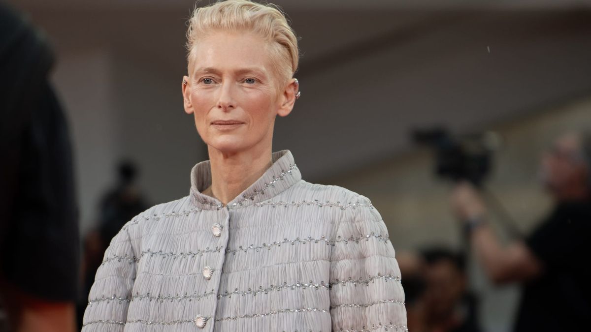 Venezia 2024, Tilda Swinton in bianco illumina il red carpet: la sua è un’eleganza senza tempo!