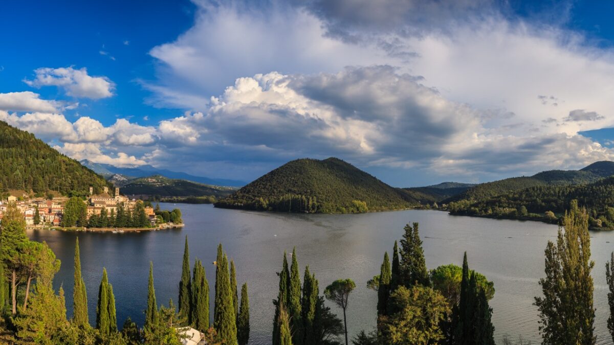 Un Borgo, un lago e tutto il fascino dell’Umbria: scopri dove…