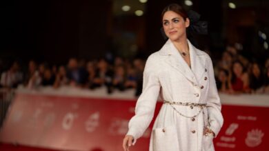 Festa del Cinema di Roma, Miriam Leone presenta “Miss Fallaci” con un look vintage Chanel e preziosi gioielli Bulgari 