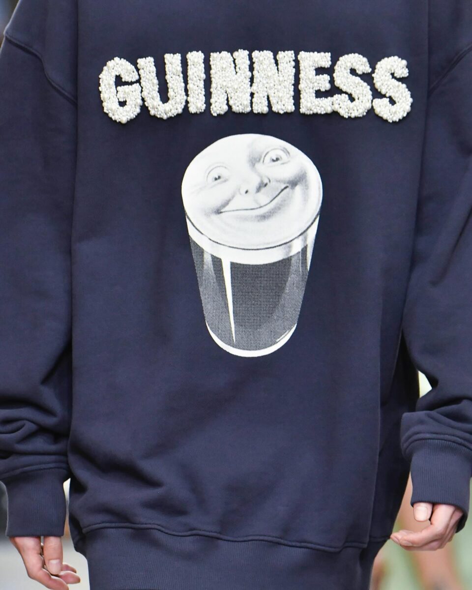 JW Anderson x Guinness, una Capsule Collection che va “su di giri”!