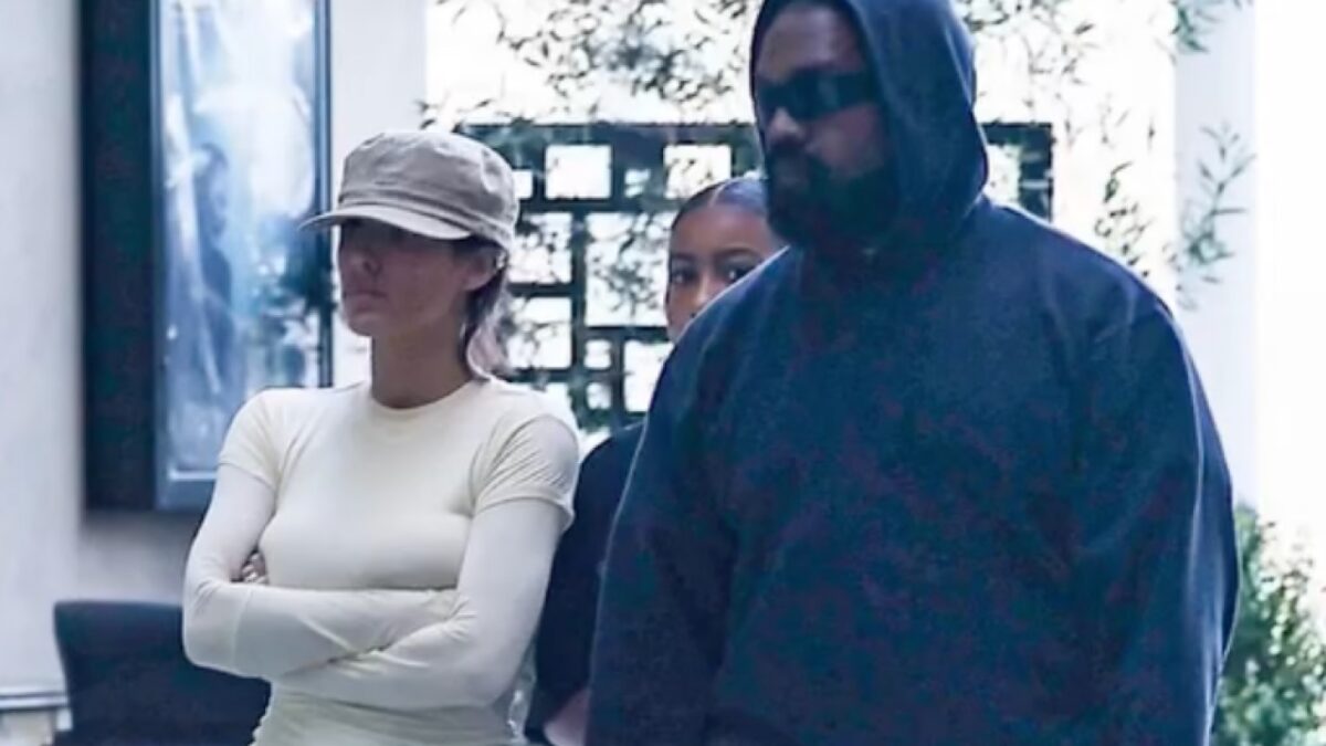 Kanye West e Bianca Censori danno scandalo in giro per Tokyo