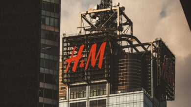 H&M firma i pantaloni ampi più chic del momento