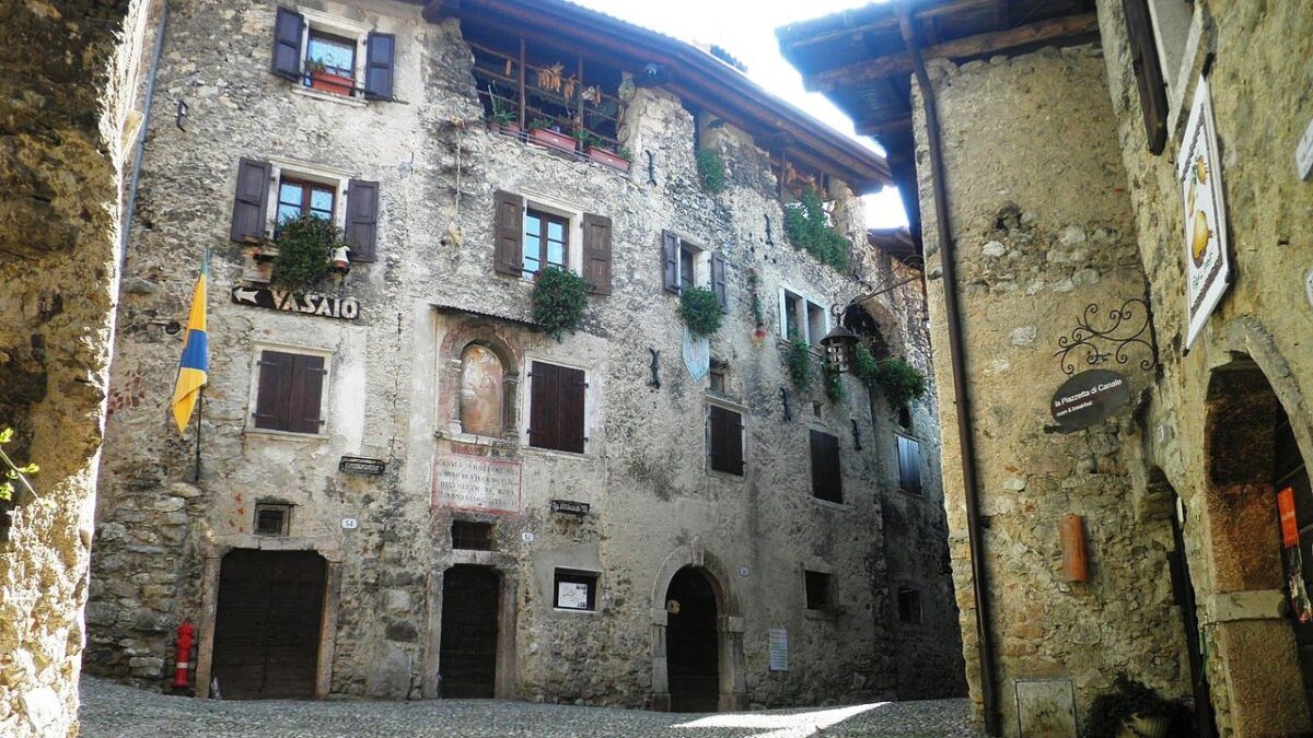 Piccolissimo ma dal fascino immenso, questo borgo del Trentino-Alto Adige è una vera perla