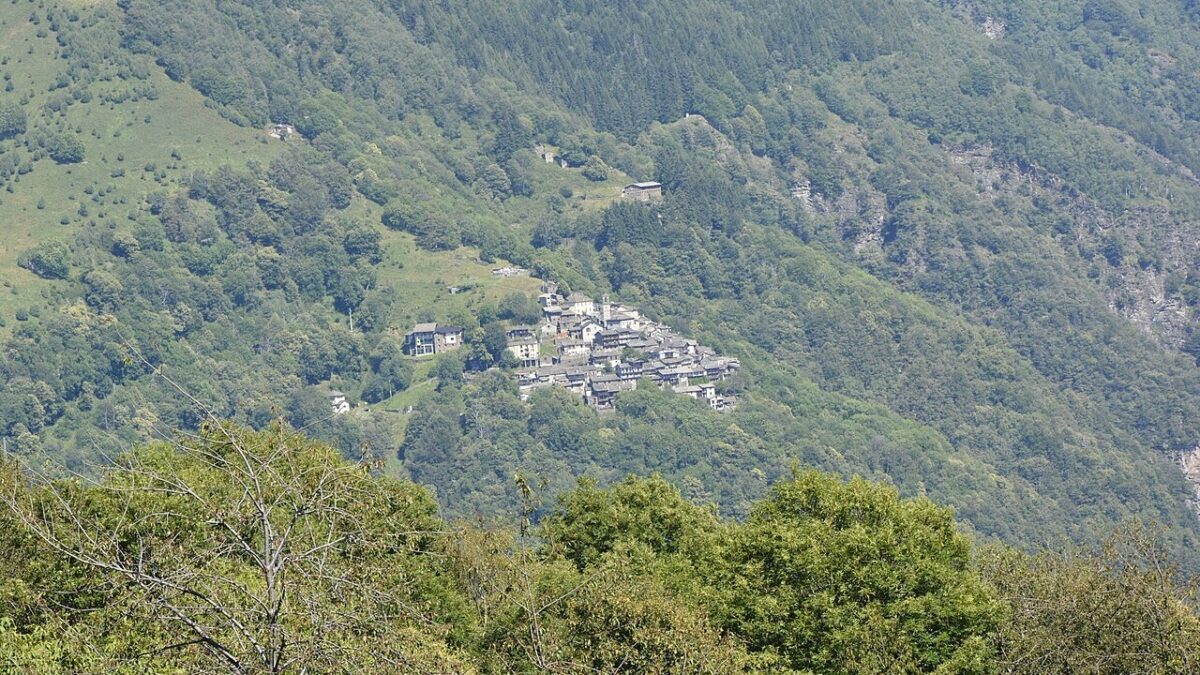 È un piccolo (meraviglioso) Borgo Lombardo da raggiungere solo a piedi!