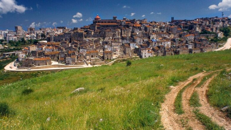 È chiamato “il paese dell’amore” ed è uno dei borghi più belli d’Italia