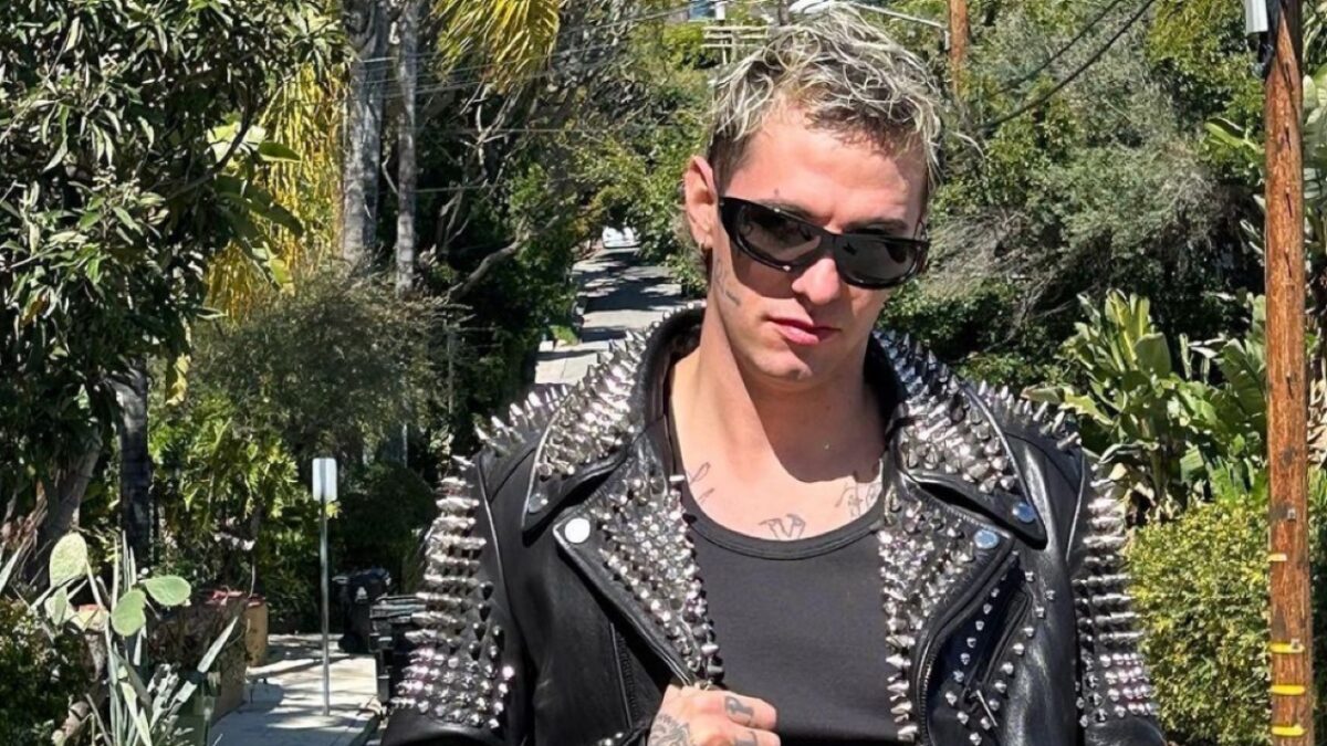 Achille Lauro sfoggia il Completo-Pigiama da oltre 2mila euro (FOTO)