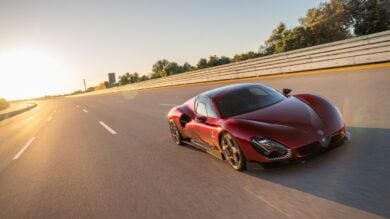 L’Alfa Romeo 33 Stradale mantiene le promesse: toccati i 333 km/h. Nessuna come lei!