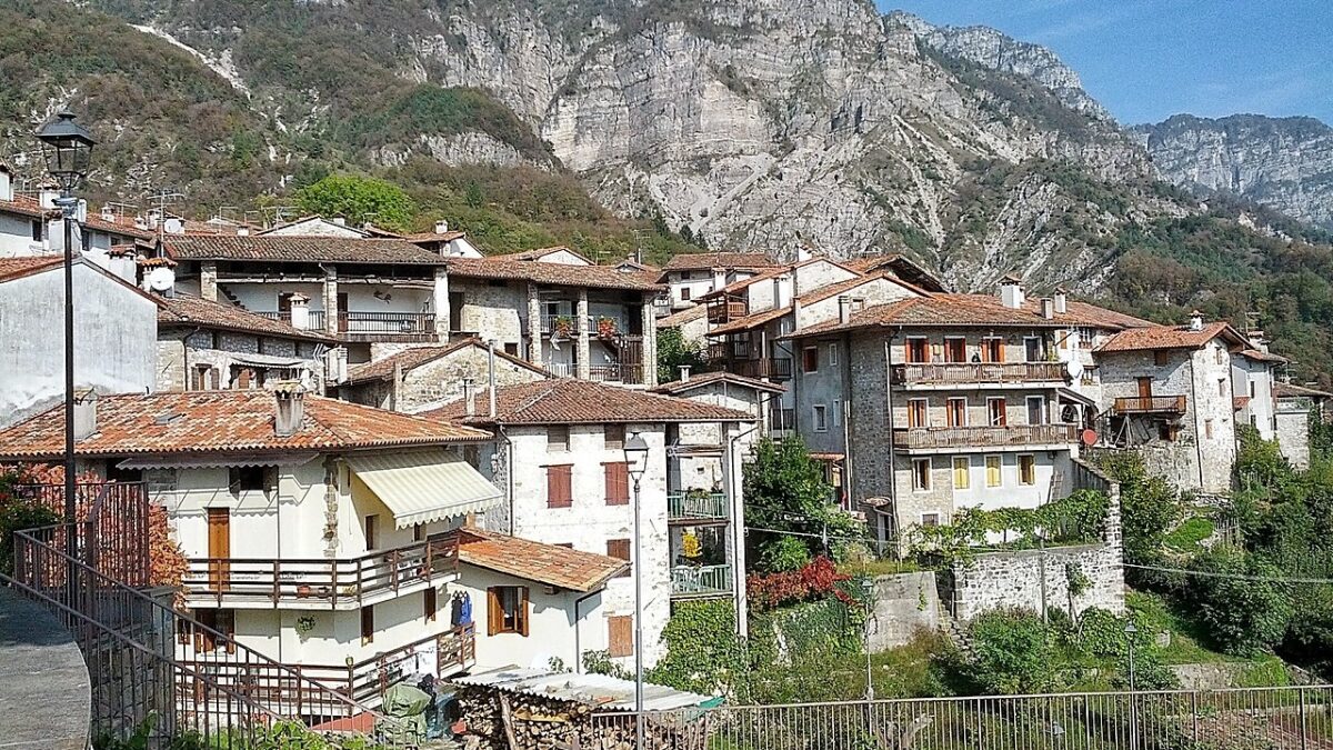 Questo borgo friulano è un museo a cielo aperto nel cuore della Val Colvera