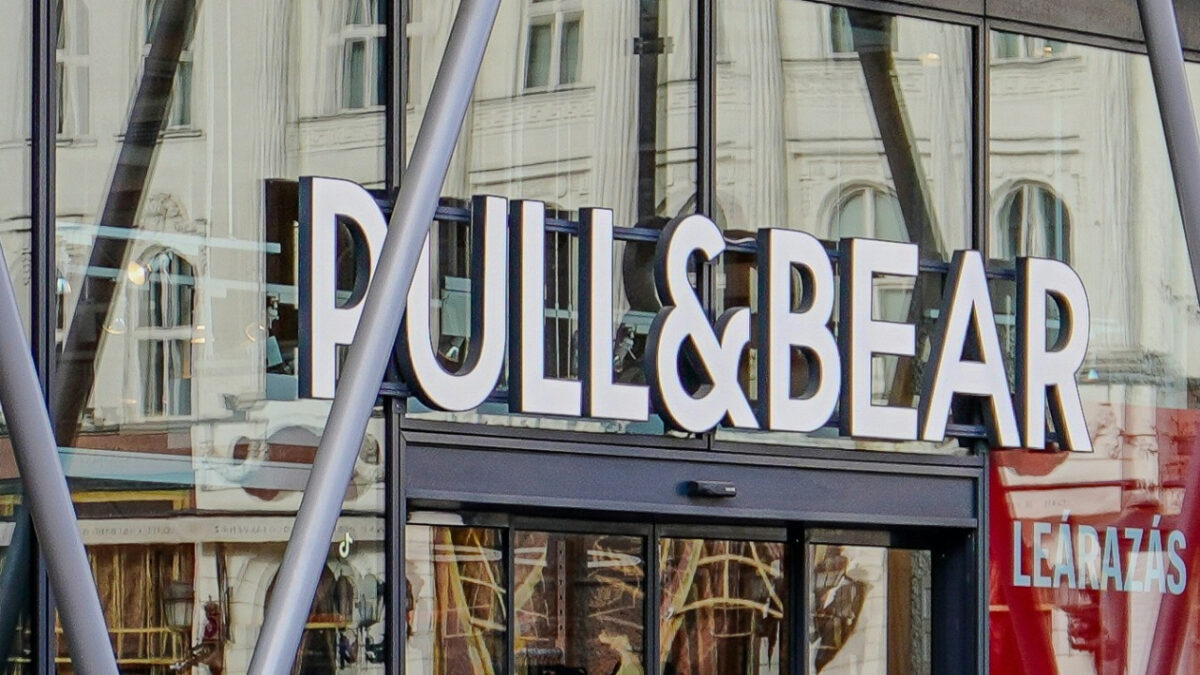 Le ballerine in montone sintetico di Pull&Bear sono le più desiderate dell’Autunno