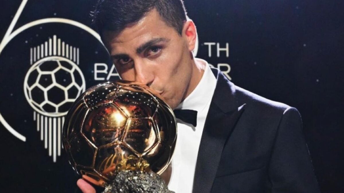 Rodri ritira il Pallone d’Oro con un look da oltre 40mila euro (FOTO)