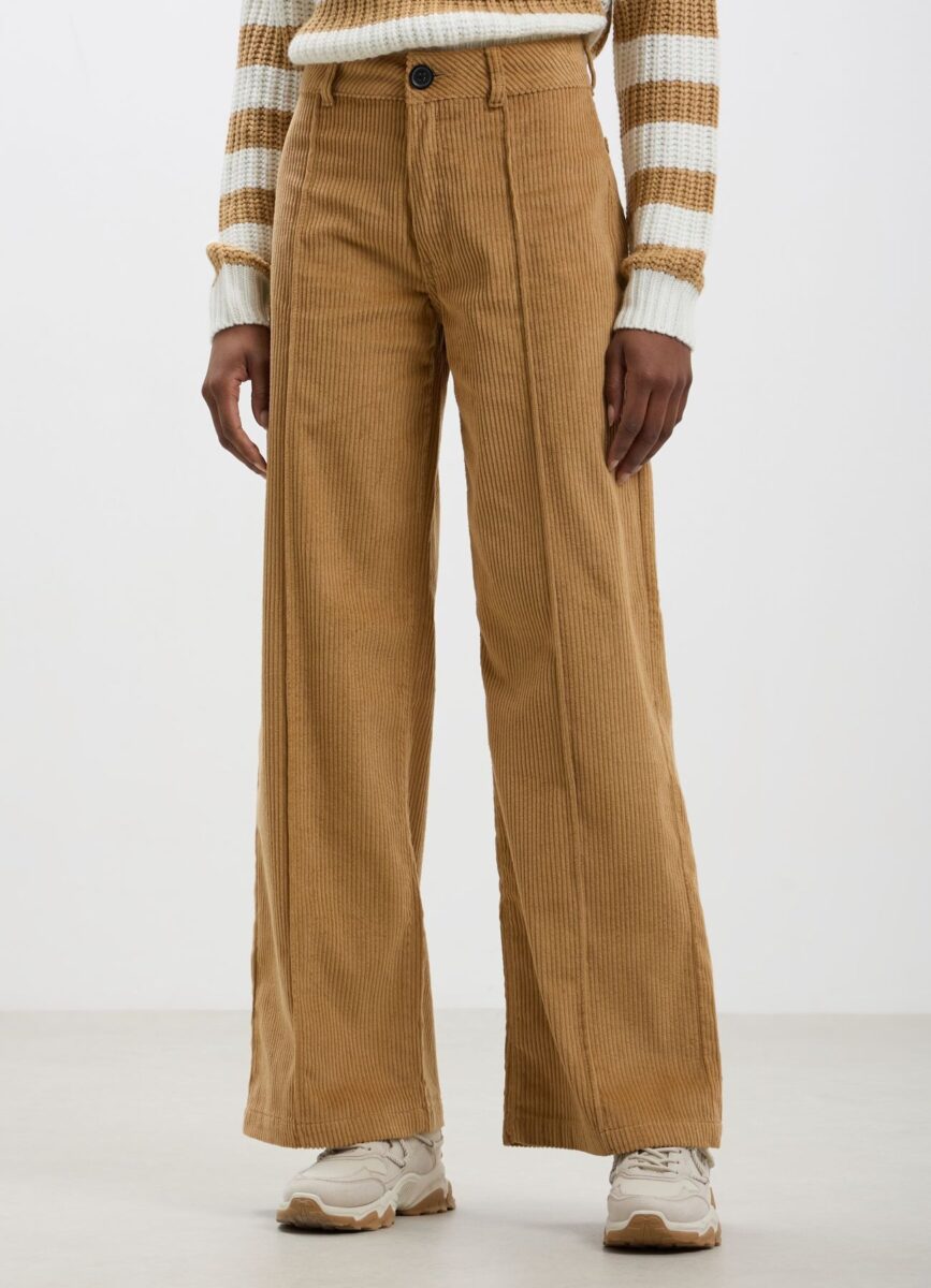 Trend Alert! I pantaloni in velluto con costine sono il must have anche dell’Inverno 2024