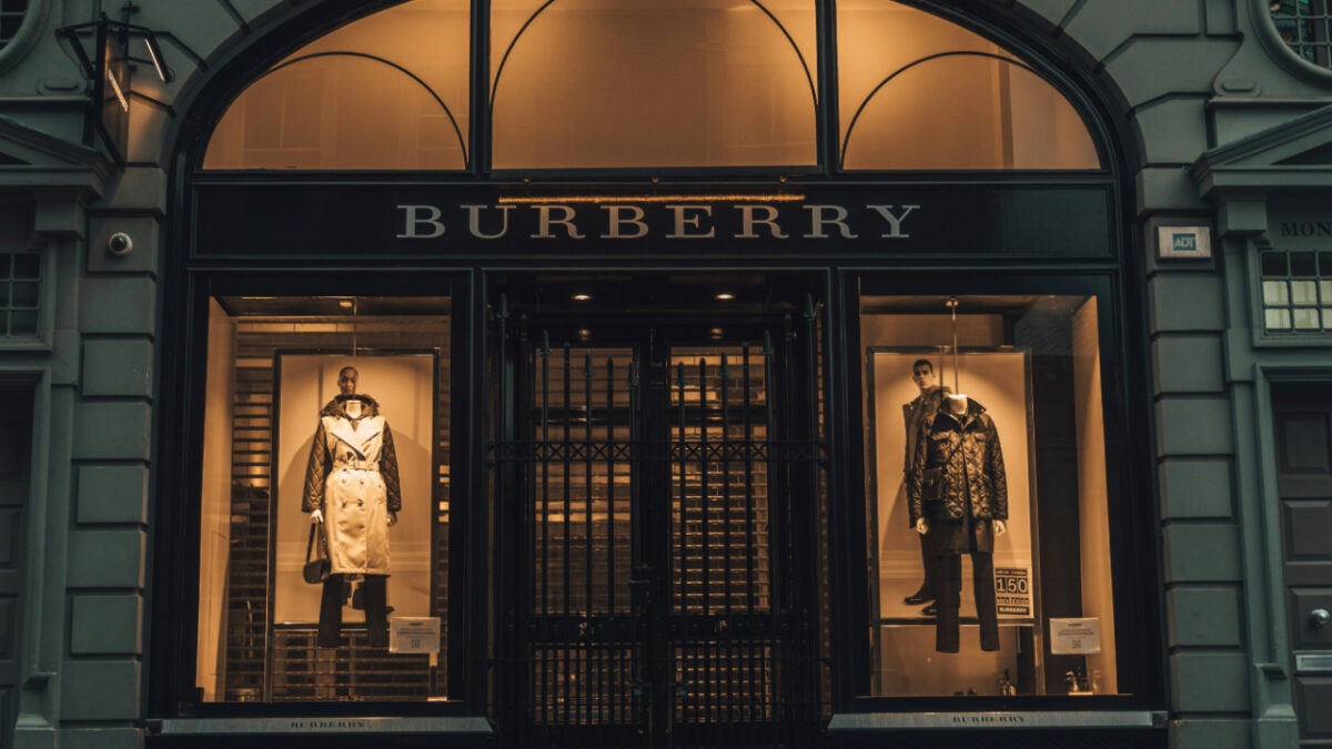 La sciarpa Burberry è un evergreen per dei look chic e trendy!