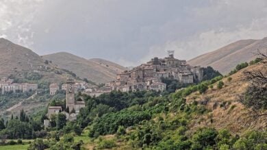 Questo borgo abruzzese è una bellezza fortificata da scoprire questo autunno