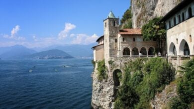 Le luci di Natale di questo borgo sul Lago Maggiore vi conquisteranno a prima vista