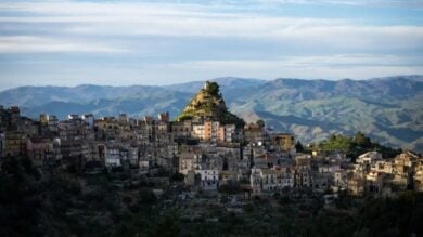 Uno splendido borgo Siciliano che visto dall’alto ha un forma davvero originale!