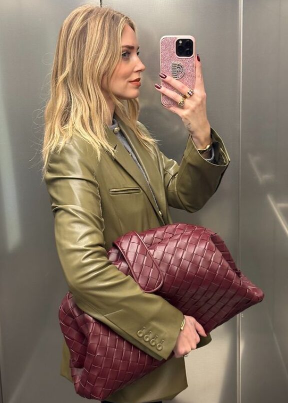 Chiara Ferragni, la sua maxi pochette di Bottega Veneta è un lusso per pochi: quanto costa!