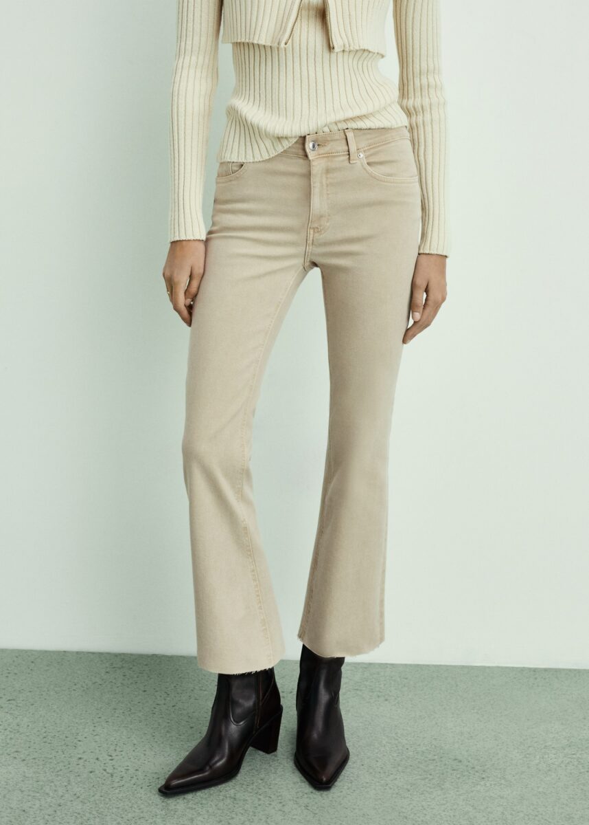 I jeans beige sono il capo casual chic dell’Inverno 2025