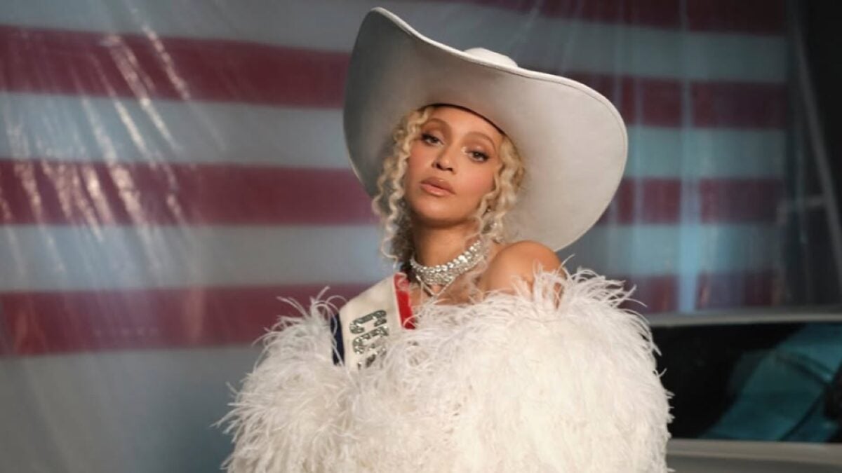 Beyoncé conquista con l’esibizione al Super Bowl: iconica con il Look firmato Cavalli