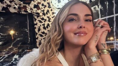 Chiara Ferragni non passa di certo inosservata con la faux fur rosso acceso che costa una fortuna!