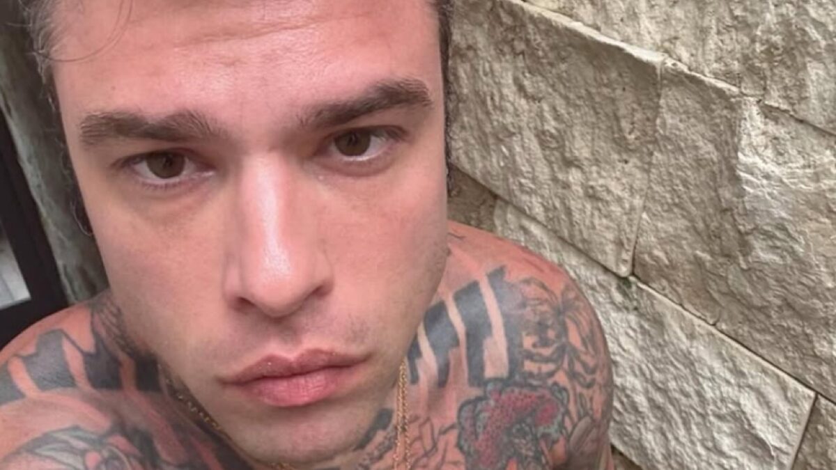 Fedez sfoggia i suoi preziosi gioielli tempestati di Diamanti, che lusso