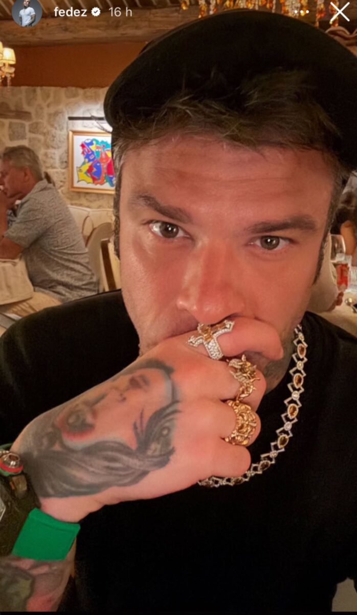 Fedez sfoggia i suoi preziosi gioielli tempestati di Diamanti, che lusso