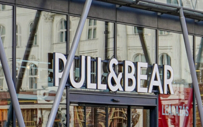 Questa pelliccia rossa di Pull&Bear è il capo perfetto per Natale