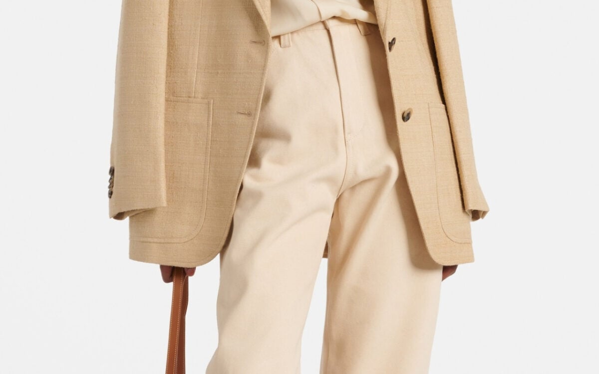 I jeans beige sono il capo casual chic dell’Inverno 2025