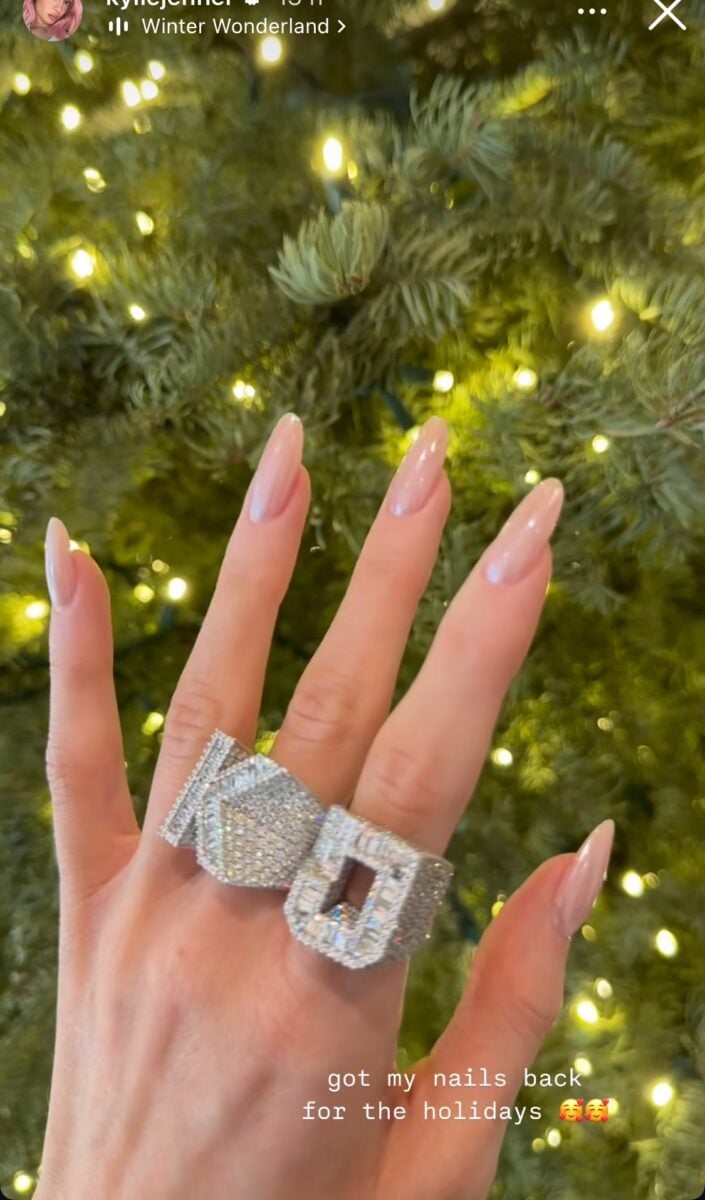 Kylie Jenner mostra la Manicure natalizia e gli anelli in Diamanti che valgono una fortuna! 