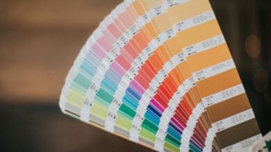 Arreda con il Pantone 2025 Mocha Mousse: stili e abbinamenti