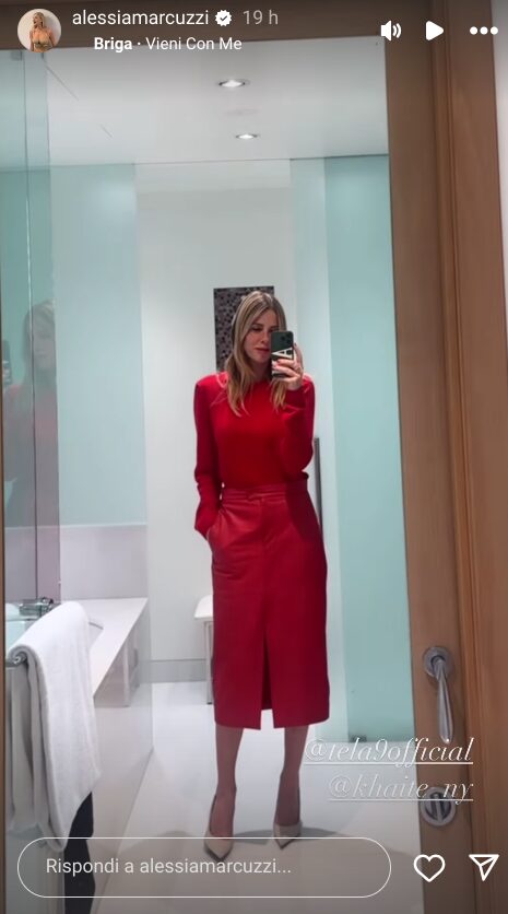 Alessia Marcuzzi, in rosso natalizio a Che Tempo Che Fa: che chic!