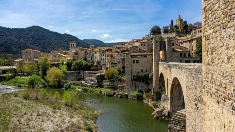 Questo piccolo Borgo spagnolo ricorda una Firenze in miniatura