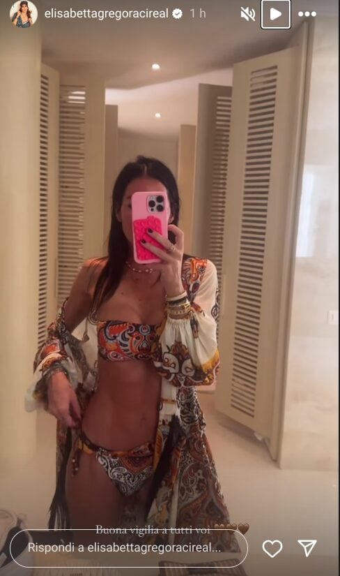 Elisabetta Gregoraci, al ‘caldo’ per Natale con il bikini super griffato FOTO