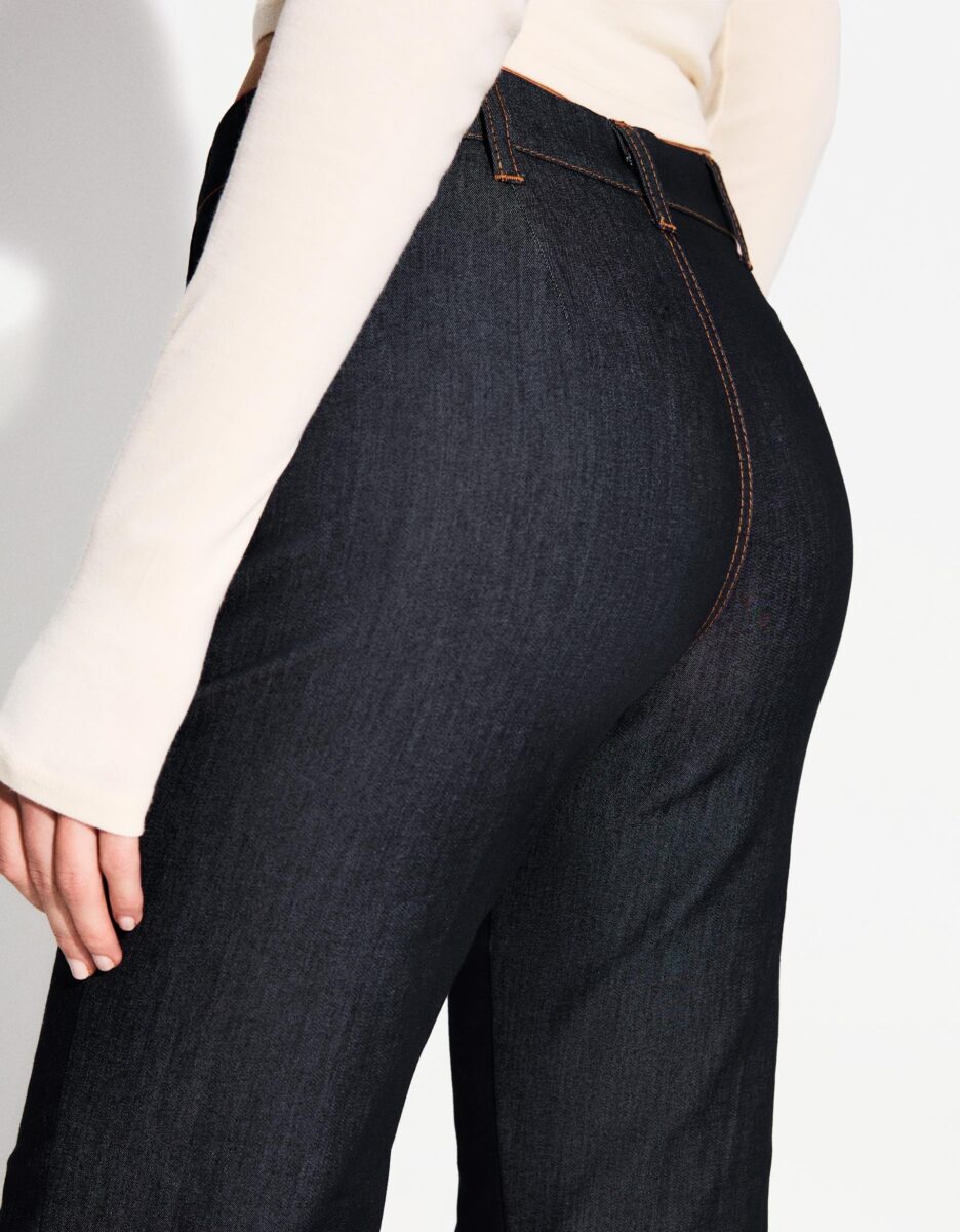 Questi pantaloni firmati Bershka sono il “mai più senza” del 2025