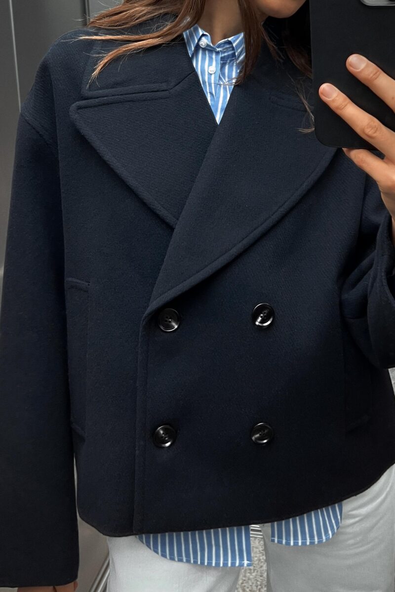 Elegante e sofisticato, il cappotto blu navy è un grande trend di stagione