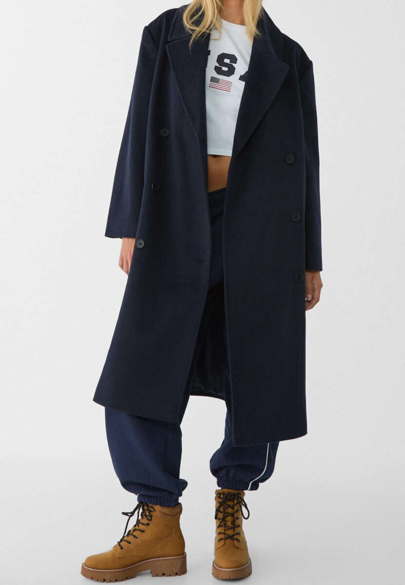 Elegante e sofisticato, il cappotto blu navy è un grande trend di stagione