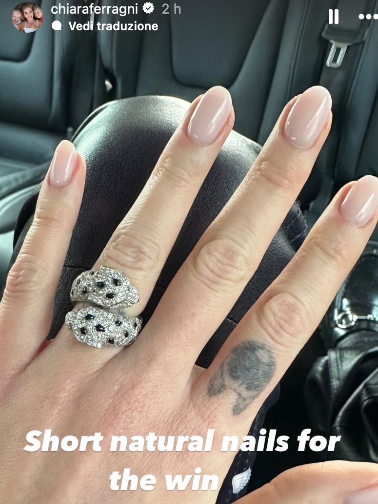 Chiara Ferragni mostra la Manicure e l’anello da oltre 80mila euro, che lusso