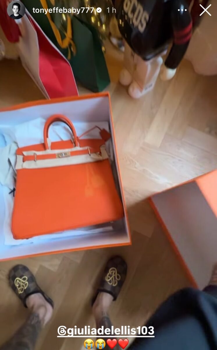 Giulia De Lellis regala una borsa di lusso a Tony Effe, Natale deluxe!