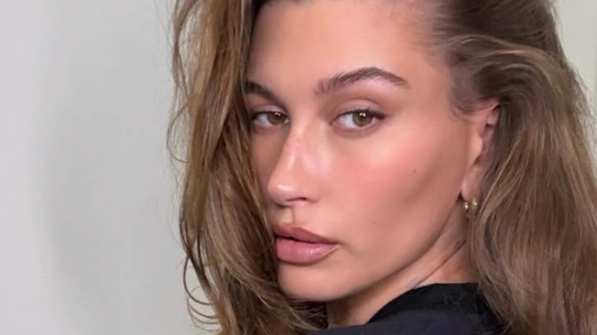 Hailey Bieber replica al Gossip con questa borsa griffata personalizzata (FOTO)