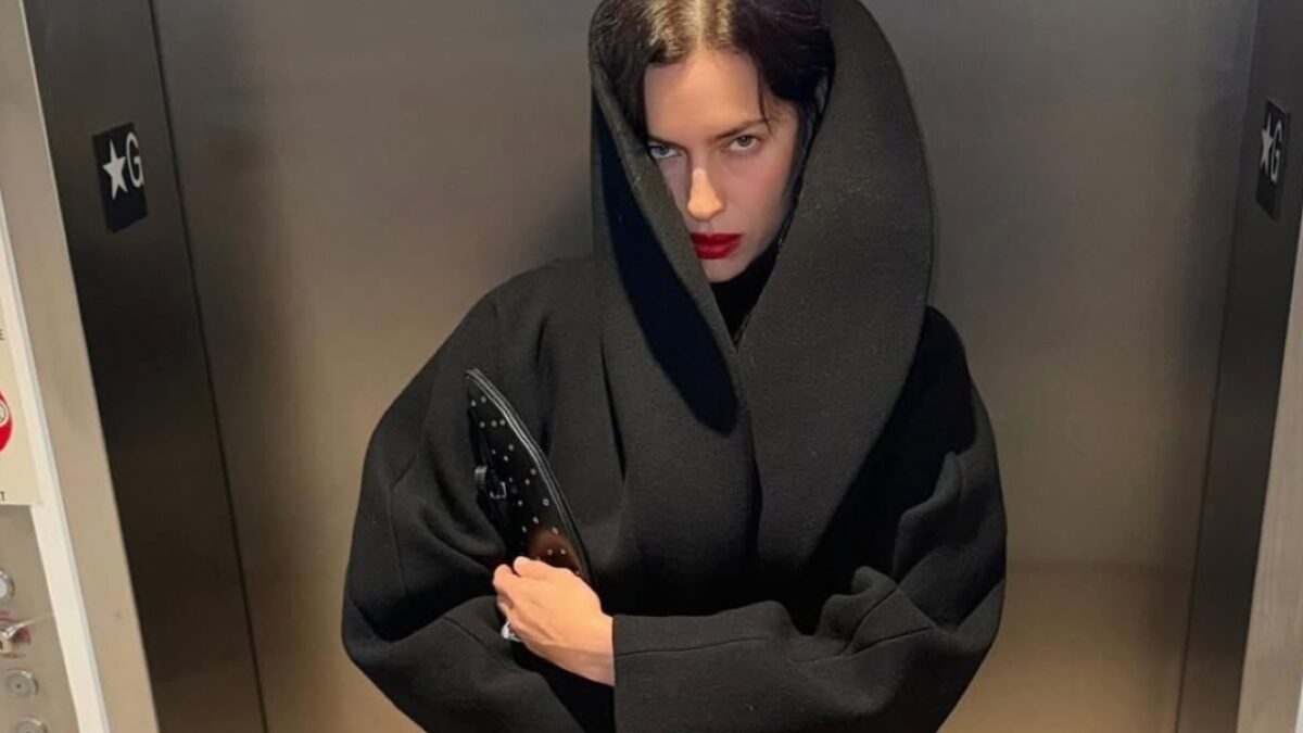 Irina Shayk, la supermodella è un’opera d’arte con questo abito d’alta moda 