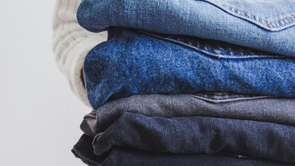 I jeans cuff sono il capo imperdibile dell’Inverno 2025