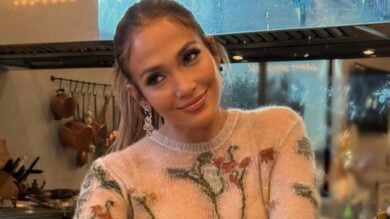 Jennifer Lopez dona i suoi vestiti alle vittime dell’incendio di Los Angeles, si parla di interi camion di indumenti 