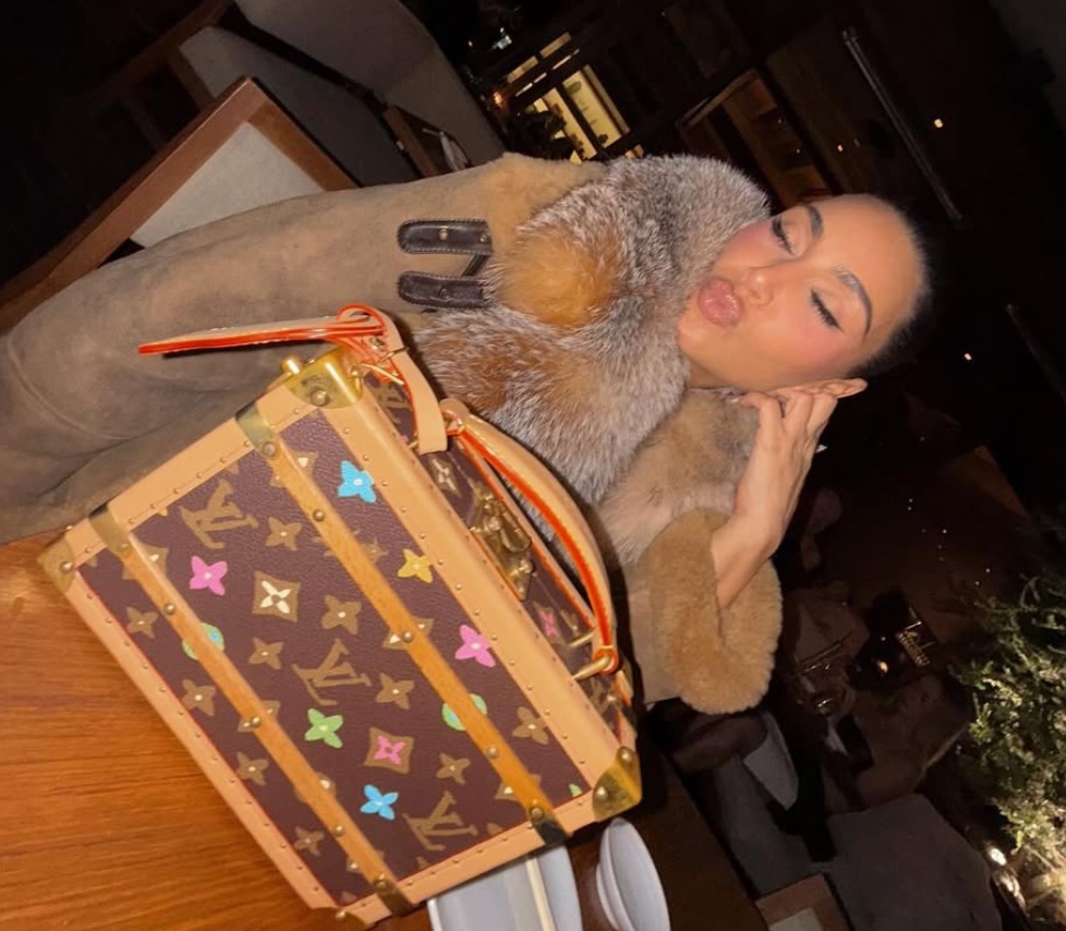 Kim Kardashian non bada a spese per la particolare borsa Louis Vuitton