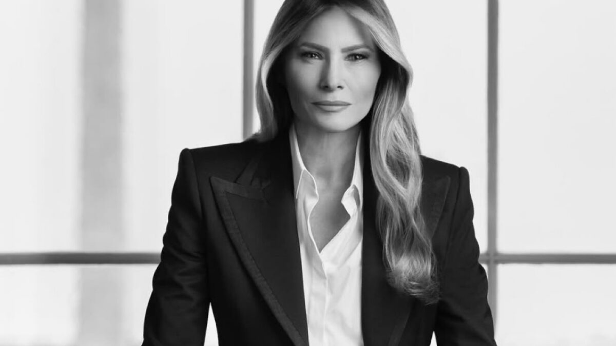 Melania Trump, il Look per il ritratto da First Lady è una dichiarazione di forza